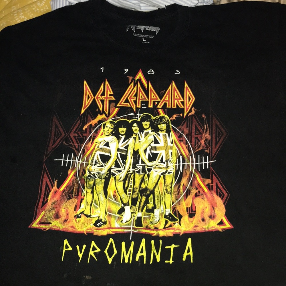 Def Leppard shirt